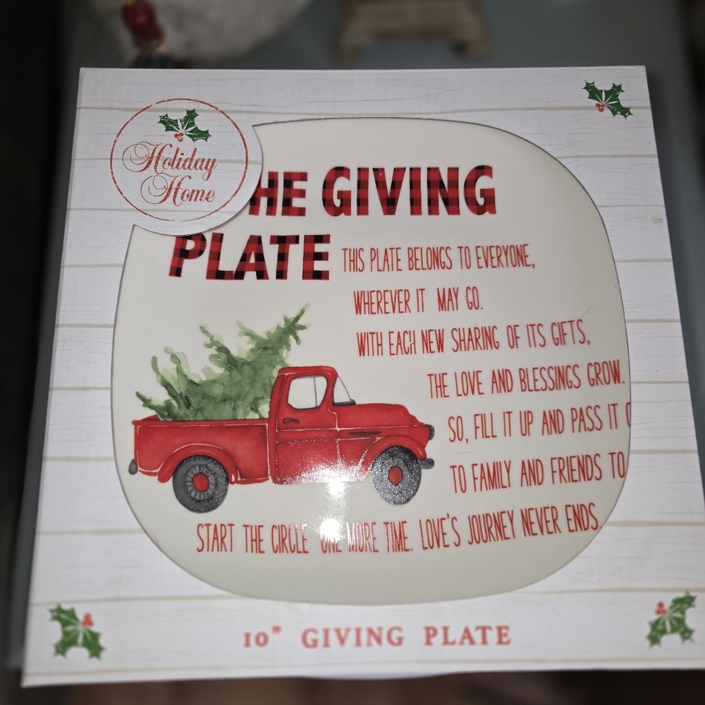 Total Of 7 Holiday Home Red and Green Giving Plates. - Picture 2 of 7